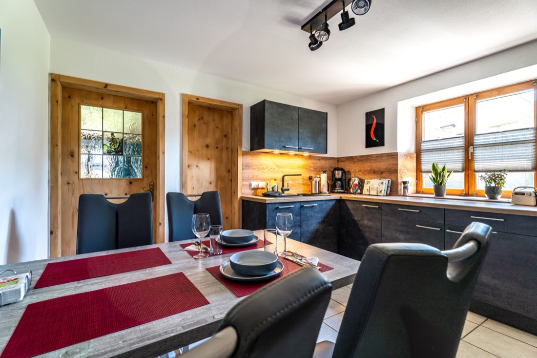 Küche und Essbereich einer Ferienwohnung