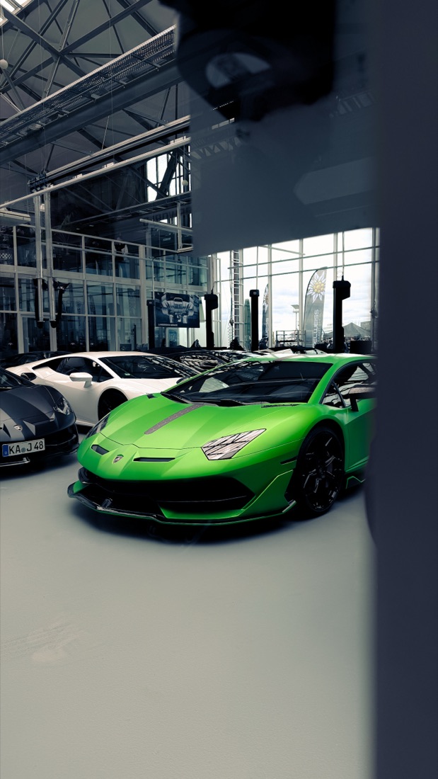 Grüner Lamborghini im Autohaus