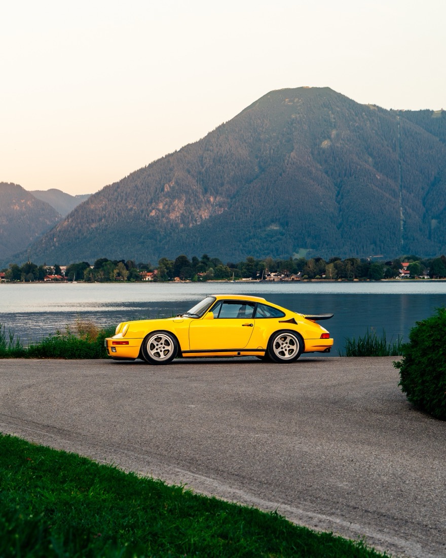 Gelber Porsche am See